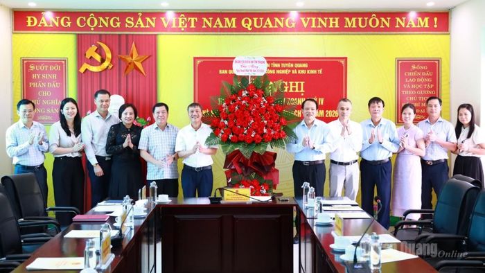 Đồng chí Vân Đình Thảo, Ủy viên Ban Thường vụ Tỉnh ủy, Trưởng Ban Quản lý các khu công nghiệp và khu kinh tế tỉnh tặng hoa chúc mừng đại diện các doanh nghiệp nhân Ngày Doanh nhân Việt Nam.