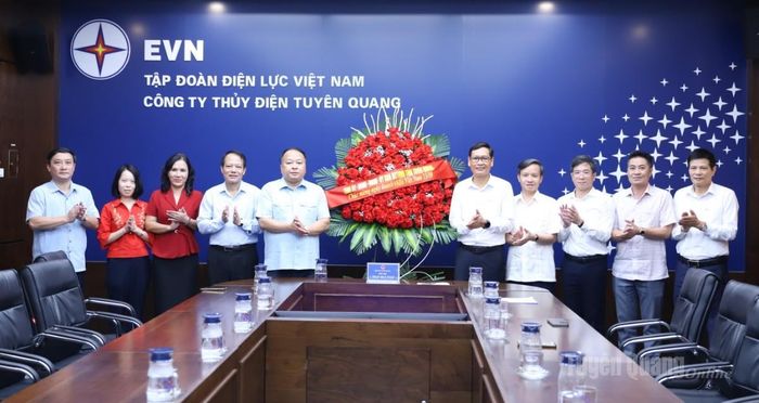 Đồng chí Phan Huy Ngọc tặng lẵng hoa chúc mừng Ngày Doanh nhân Việt Nam cho lãnh đạo Công ty Thuỷ điện Tuyên Quang.