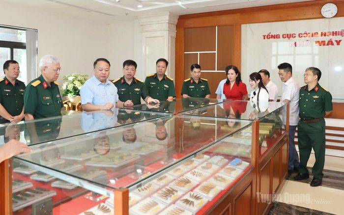 Khu vực trưng bày các loại đạn do Công ty TNHH Một thành viên cơ khí hoá chất 13 sản xuất, sửa chữa.
