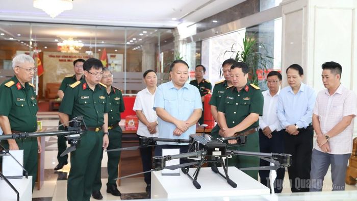 Chủ tịch UBND tỉnh cùng lãnh đạo các sở, ngành tham quan mẫu sản phẩm trưng bày do Công ty TNHH Một thành viên cơ khí hoá chất 13 sản xuất.