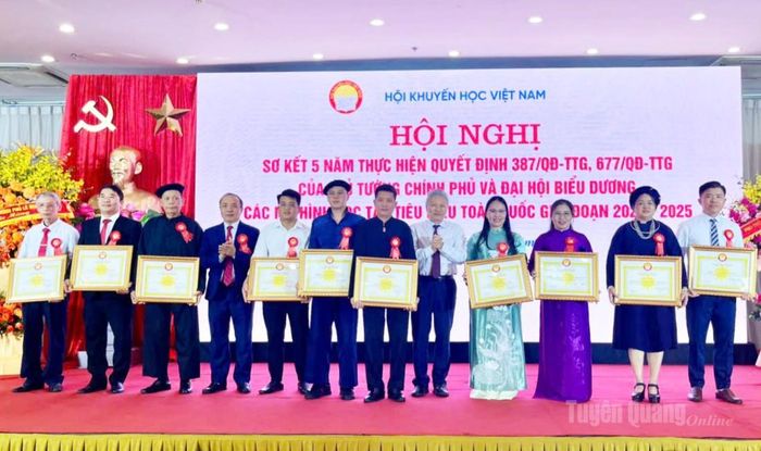 Đại diện các mô hình học tập tiêu biểu của tỉnh nhận Bằng khen của Ban Chấp hành Trung ương Hội Khuyến học Việt Nam.