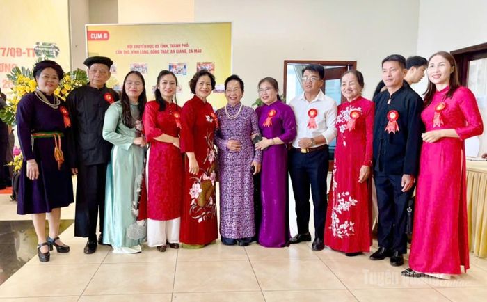 Đồng chí Nguyễn Thị Doan, nguyên Ủy viên Ban Chấp hành Trung ương Đảng, nguyên Phó Chủ tịch nước, Chủ tịch Hội khuyến học Việt Nam cùng các đại biểu tỉnh Tuyên Quang.