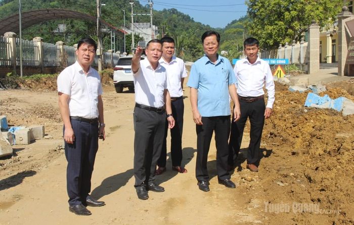 Đồng chí Trần Quang Minh, Uỷ viên Ban Thường vụ Tỉnh uỷ, Trưởng ban Tổ chức Tỉnh uỷ kiểm tra tiến độ thi công trục đường trung tâm xã.