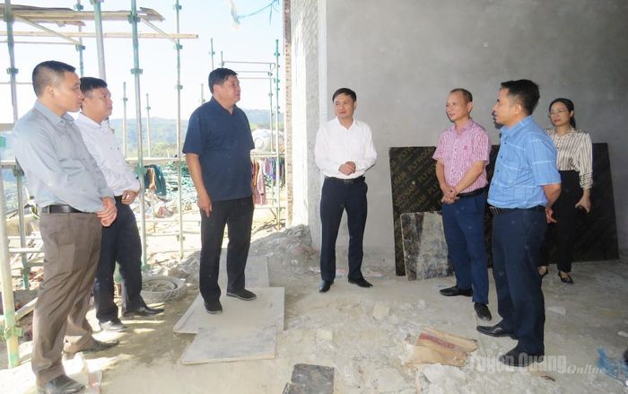 Đồng chí Đỗ Anh Tuấn kiểm tra tiến độ thi công tại Trường Phổ thông nội trú Tiểu học và THCS Xín Mần, xã Xín Mần.