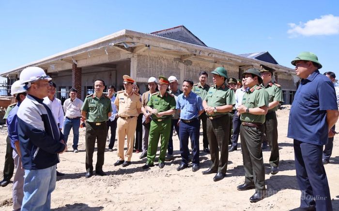 Đoàn công tác của Bộ công an kiểm tra tiến độ thi công tại Trường Phổ thông nội trú Tiểu học và THCS Xín Mần, xã Xín Mần.