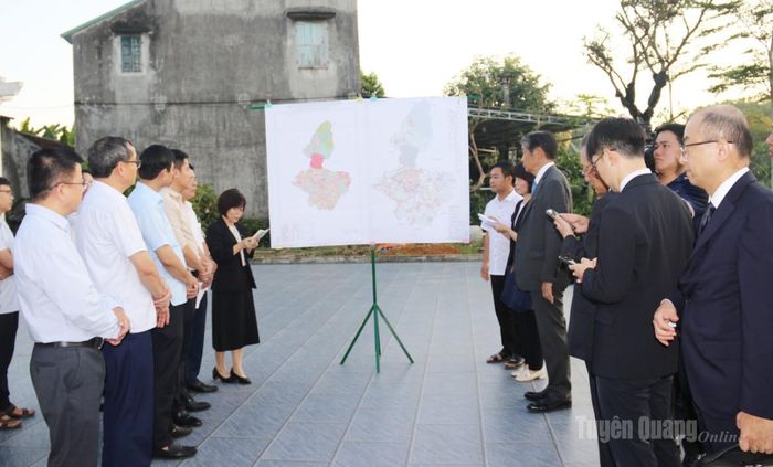 Lãnh đạo phường Mỹ Lâm thông tin với Đoàn Đại sứ quán Nhật Bản Dự án điện mặt trời Yên Sơn, phường Mỹ Lâm.