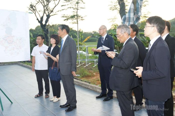 Đại sứ đặc mệnh toàn quyền Nhật Bản tại Hà Nội Ito Naoki cùng đoàn công tác nghe thông tin dự án điện mặt trời Yên Sơn.