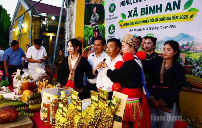 Các đại biểu livestream tại chương trình.