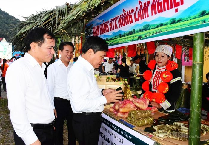Các đại biểu tham quan gian hàng tại lễ ra mắt.
