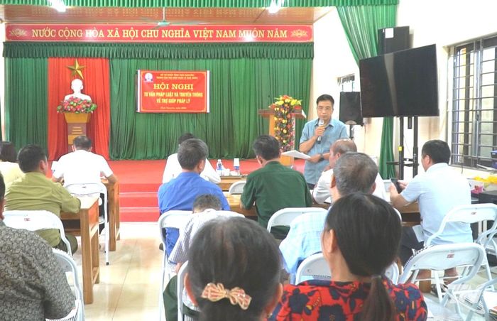 Một buổi trợ giúp pháp lý được tổ chức tại cơ sở.