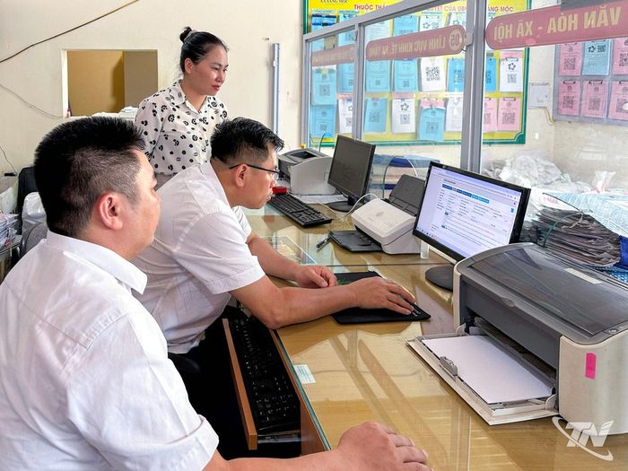 Cán bộ xã Sảng Mộc giải quyết thủ tục hành chính cho người dân.