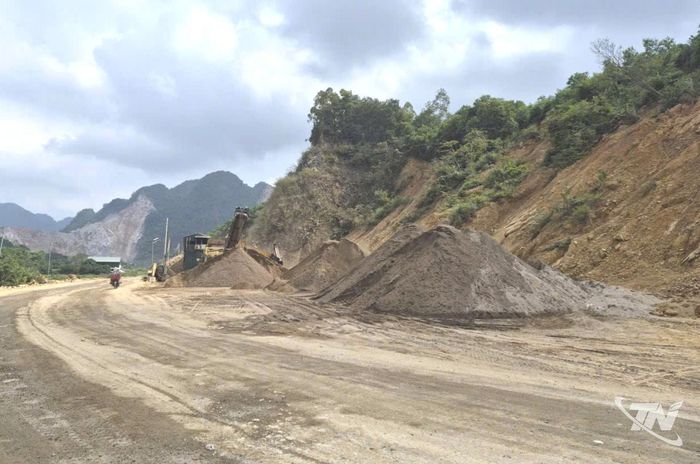 Mỏ cát kết xã Quang Sơn đang hoạt động hiệu quả.