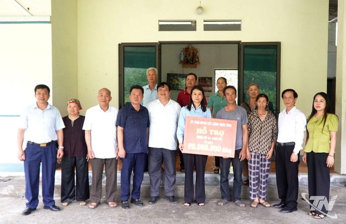Ủy ban Đoàn kết Công giáo tỉnh Thái Nguyên trao sinh kế cho gia đình chị Nguyễn Thị Vui ở xã Phú Xuyên.