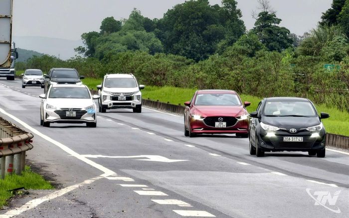 Xe tập lái trên cao tốc Hà Nội - Thái Nguyên.
