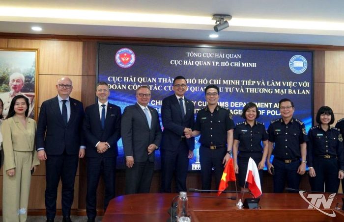 Chị Trần Thu Hiền (ngoài cùng bên trái) và đoàn doanh nghiệp Ba Lan chụp ảnh lưu niệm cùng lãnh đạo Tổng cục Hải quan thành phố Hồ Chí Minh.