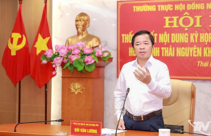 Đồng chí Phó Bí thư Tỉnh ủy, Chủ tịch HĐND tỉnh chủ trì Hội nghị.