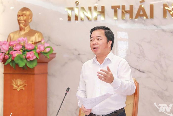 Đồng chí Bùi Văn Lương, Phó Bí thư Tỉnh ủy, Bí thư Đảng ủy, Chủ tịch HĐND tỉnh, phát biểu.