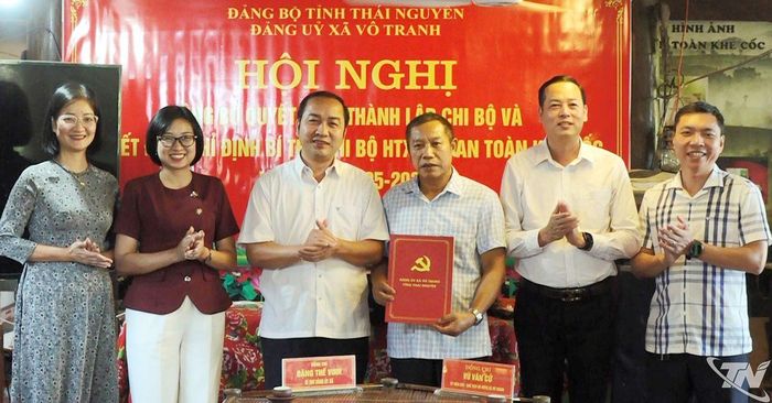 Lãnh đạo xã Vô Tranh trao quyết định thành lập Chi bộ Hợp tác xã chè an toàn Khe Cốc và quyết định chỉ định Bí thư Chi bộ.