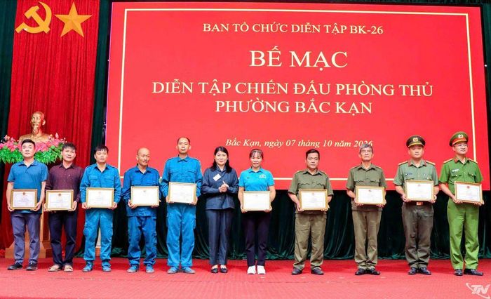 Khen thưởng các tập thể, cá nhân có thành tích xuất sắc trong diễn tập chiến đấu phòng thủ phường Bắc Kạn.