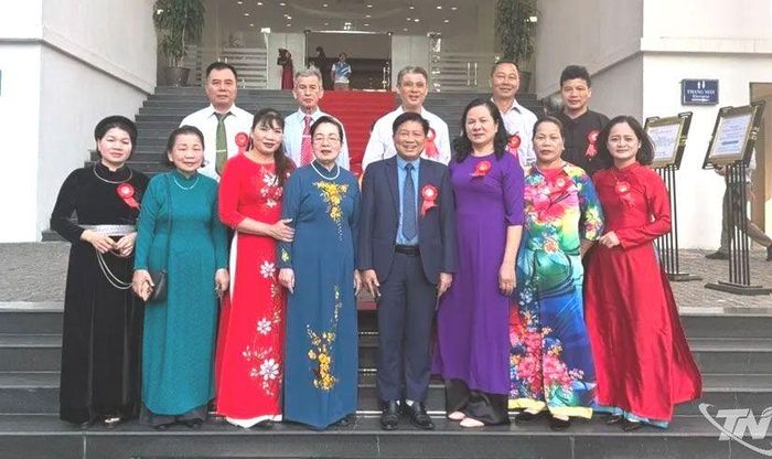 Đoàn đại biểu tỉnh Thái Nguyên và lãnh đạo Trung ương Hội Khuyến học Việt Nam.