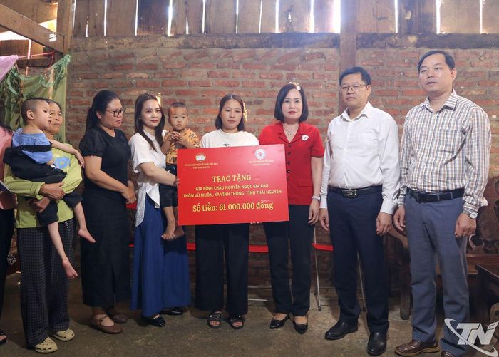 Đồng chí Đinh Quang Tuyên trao kinh phí hỗ trợ gia đình cháu Nguyễn Ngọc Gia Bảo.