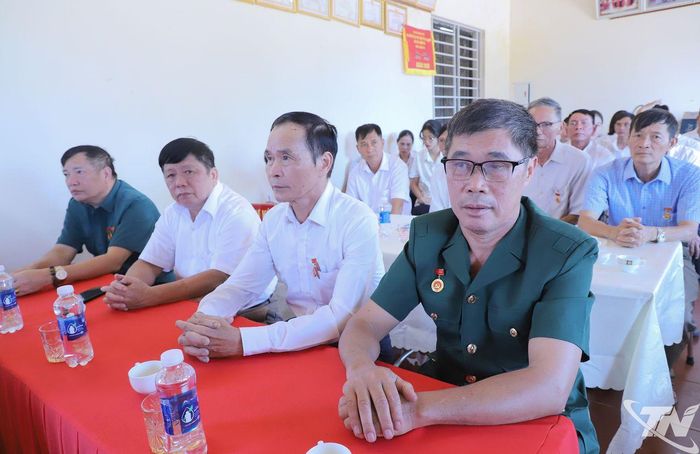 Đại biểu và các đảng viên dự buổi sinh hoạt chi bộ.