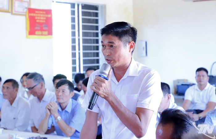 Đảng viên thảo luận tại buổi sinh hoạt.