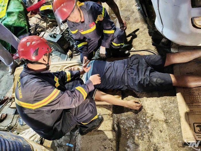 Lực lượng cứu nạn trấn an nạn nhân.