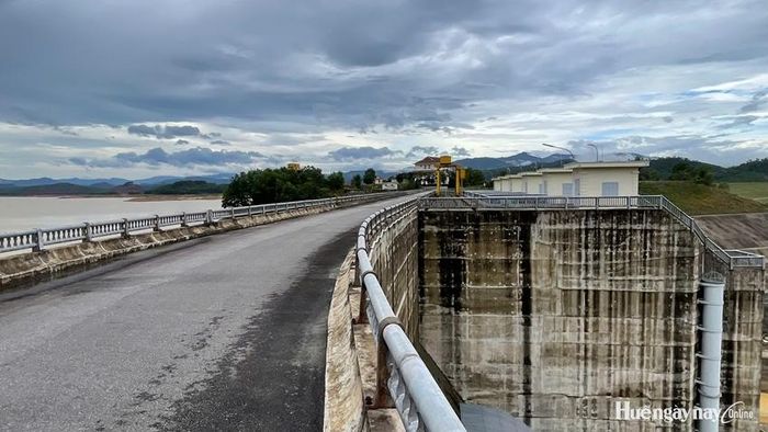  Hồ Tả Trạch điều tiết nước đón lũ từ sáng 4/10 qua 1 cửa cống xả sâu nhằm ứng phó mưa lớn.