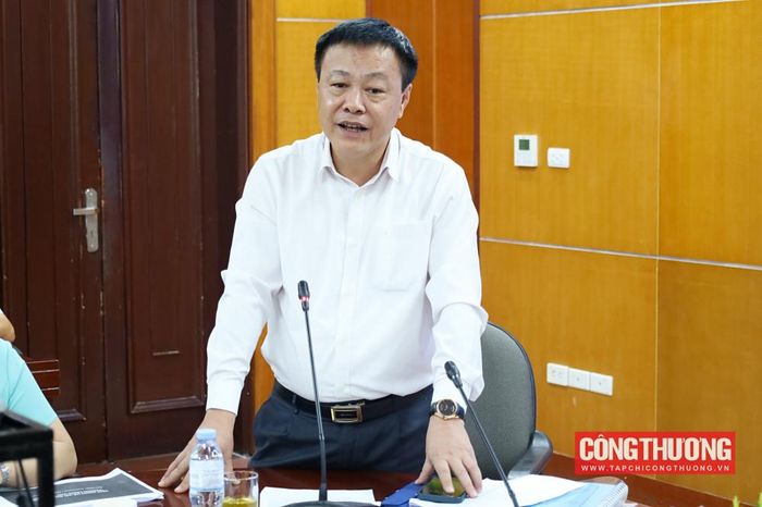Ông Hoàng Ánh Dương - Quyền Chánh Văn phòng Bộ Công Thương nhấn mạnh tầm quan trọng của việc thể chế hóa và tổ chức thực hiện các quy định pháp luật về công tác văn thư, lưu trữ và bảo vệ bí mật nhà nước