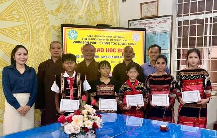 Các em nhận học bổng tại chùa Đại Quang (xã Vĩnh Thạnh) và Trường Phổ thông Dân tộc Nội trú Hoài Ân
