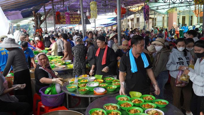 Trong suốt 3 ngày diễn ra Lễ hội, Ban tổ chức phục vụ những bữa cơm chay miễn phí cho tất cả người đến tham quan, cúng viếng.