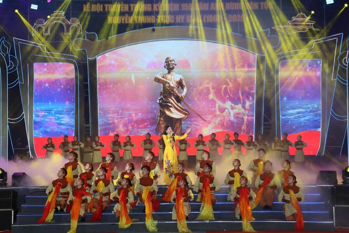 Chương trình nghệ thuật chủ đề "Nguyễn Trung Trực - Dấu son bất tử", chương trình nghệ thuật đã tái hiện cuộc đời hào hùng, sự nghiệp lừng lẫy và tinh thần chiến đấu kiên cường, bất khuất của Anh hùng dân tộc Nguyễn Trung Trực.