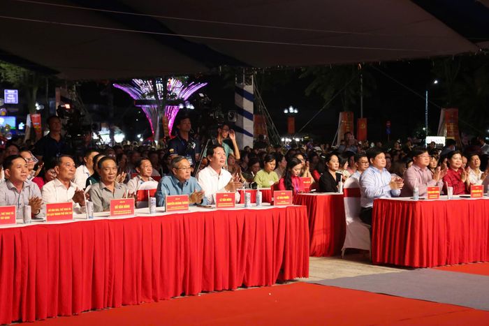 Lãnh đạo, nguyên lãnh đạo tỉnh An Giang tại chương trình khai mạc Lễ hội truyền thống kỷ niệm 158 năm ngày anh hùng Nguyễn Trung Trực hy sinh.