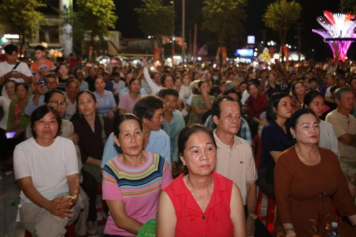 Đông đảo người dân và du khách tham dự Lễ khai mạc và xem chương trình nghệ thuật "Nguyễn Trung Trực - Dấu son bất tử".