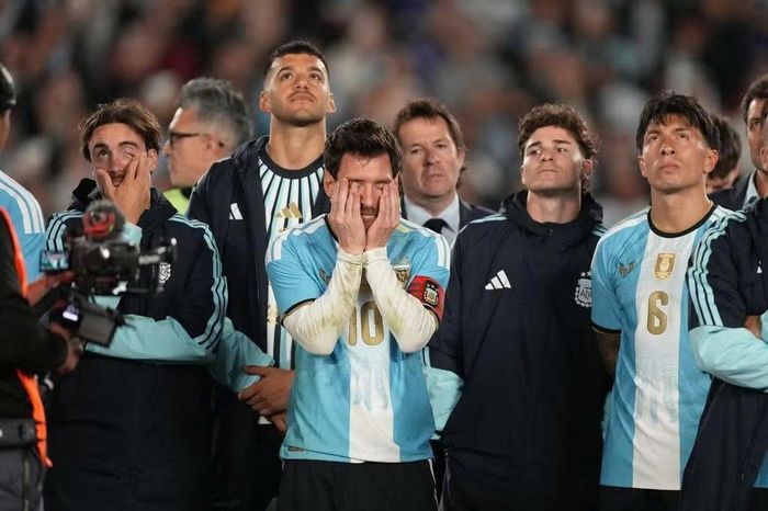 Messi xúc động trong khoảnh khắc nói lời chia tay tuyển Argentina.