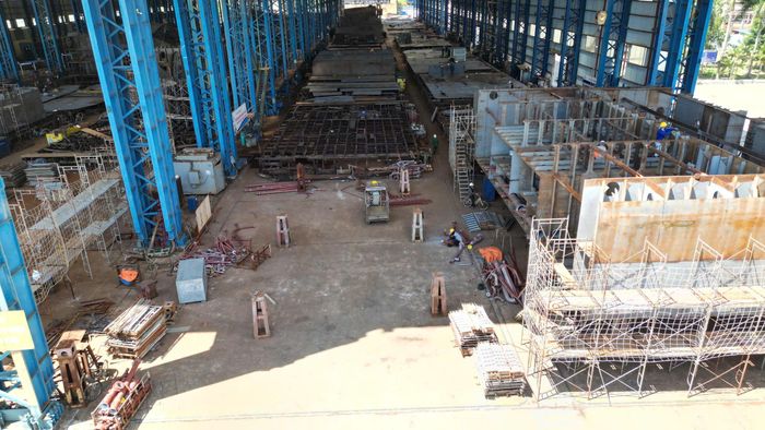 Hình hài những con tàu dần được hình thành bên trong nhà xưởng.