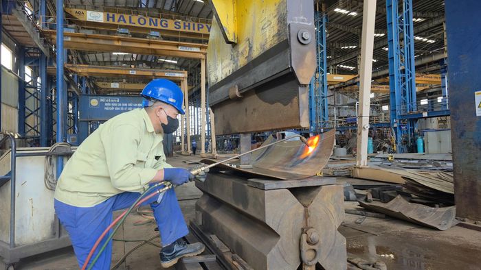 Những tấm thép được cắt theo dữ liệu thiết kế xong chuyển qua công đoạn định hình liên kết hàng loạt chi tiết thành một thể thống nhất.