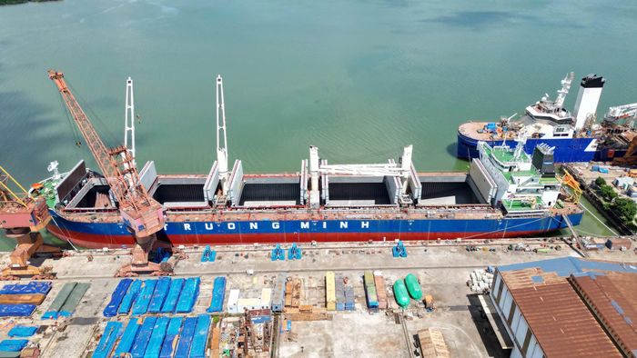Sau khi các con tàu dần được hình thành bên trong xưởng, được công nhân chuyển ra bên ngoài để hoàn thiện.