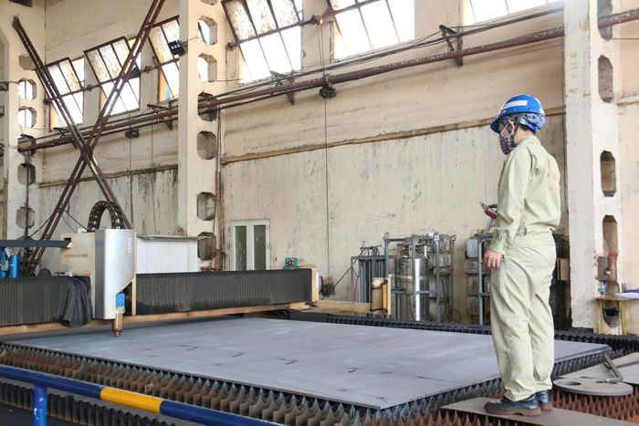 Các tấm thép được đưa vào trải phẳng trên mặt, công nhân kiểm tra thiết kế và tiến hành cắt theo đúng thiết kế.