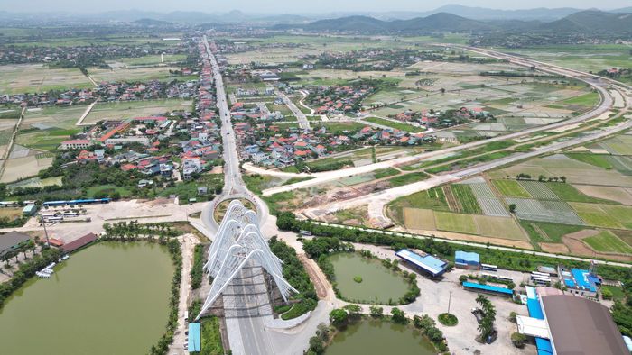 Hệ thống cao tốc, tuyến đường ven biển, xuyên núi, băng sông từng bước hình thành, tạo mạng lưới giao thông đồng bộ.
