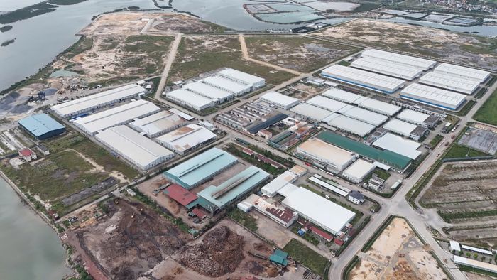 Hệ thống cảng biển và Khu công nghiệp được Quảng Ninh chú trọng đầu tư xây dựng. 