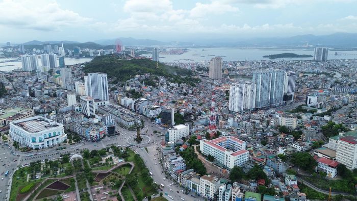 Một góc đô thị Quảng Ninh những năm 1920 và một góc đô thị ở TP. Quảng Ninh hiện nay. (Ảnh: Tư liệu)