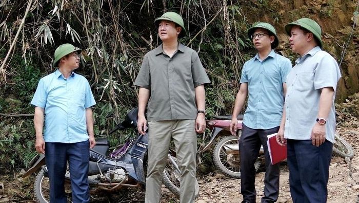 Chủ tịch UBND tỉnh Lạng Sơn Nguyễn Cảnh Toàn (thứ 2 từ trái sang) trong lần kiểm tra thực tế thôn Khuổi Luông, xã Quý Hòa. (Ảnh: Đỗ Hoạt).