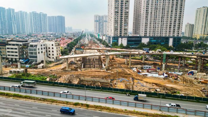 Anh Nguyễn Thắng (quê Nghệ An), công nhân thi công dự án cho biết: "Dự án giao thông trọng điểm nên chúng tôi thi công cả ngày, đêm để đẩy nhanh được tiến độ. Đặc thù của dự án là có nhiều hạng mục thi công đan xen, trong đó phần hầm và các công trình cầu đòi hỏi sự phối hợp chặt chẽ giữa các tổ đội. Vì vậy trong quá trình thi công, ngoài đường găng tiến độ, nhà thầu cũng yêu cầu an toàn lao động và bảo đảm giao thông tại khu vực dự án. Các tổ thi công thường xuyên kiểm tra máy móc, thiết bị và mặt bằng trước khi triển khai công việc".