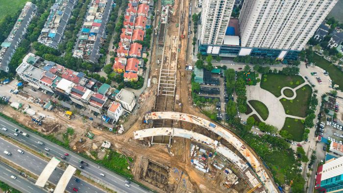 Cùng với hầm chui, dự án còn xây dựng 4 cầu nhánh dạng tuabin với tổng chiều dài khoảng 2,3km. Hệ thống cầu, hầm và đường dẫn được tổ chức theo nhiều tầng, giúp phân tách các dòng phương tiện thay vì tập trung giao cắt trên cùng một mặt bằng.