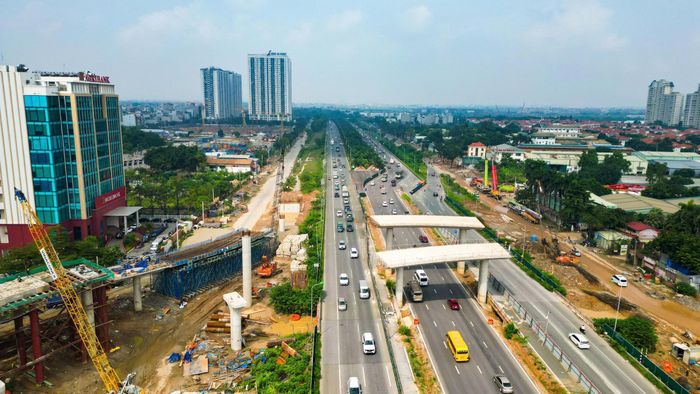 Các đoạn hầm kín, hầm hở và đường dẫn đang được thi công nối tiếp. Khi hoàn thành, tuyến hầm sẽ đưa dòng phương tiện theo hướng Hoàng Tùng - quốc lộ 32 đi ngầm dưới Đại lộ Thăng Long, qua đó hạn chế xung đột giao thông tại khu vực giao cắt.