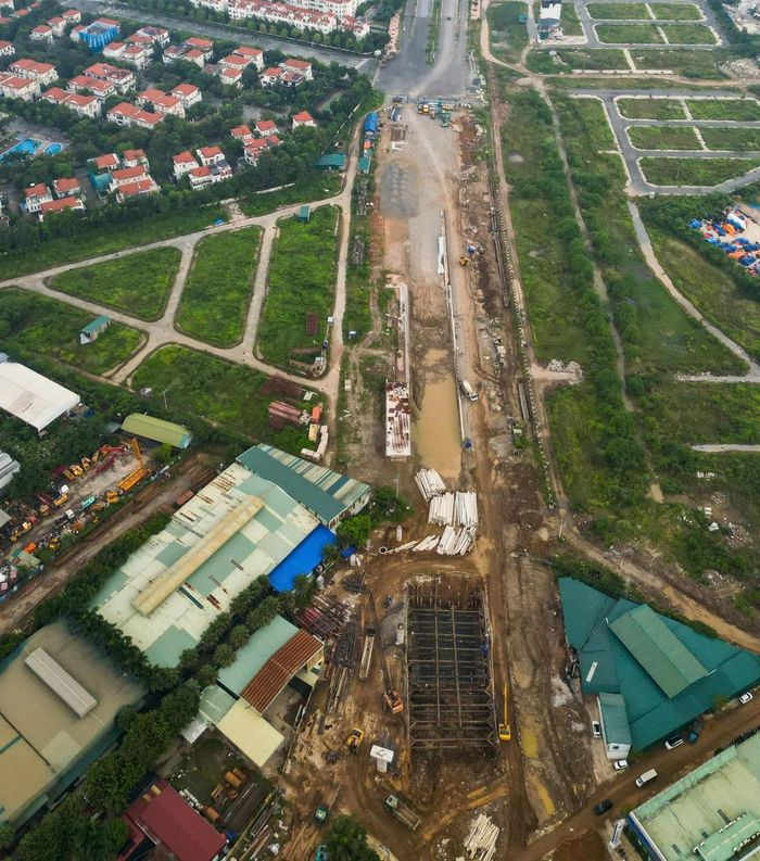 Đại lộ Thăng Long là tuyến giao thông quan trọng kết nối khu vực trung tâm Hà Nội với phía Tây thành phố. Trong khi đó, Vành đai 3,5 có vai trò kết nối các tuyến đường hướng tâm và các khu đô thị phía Tây.