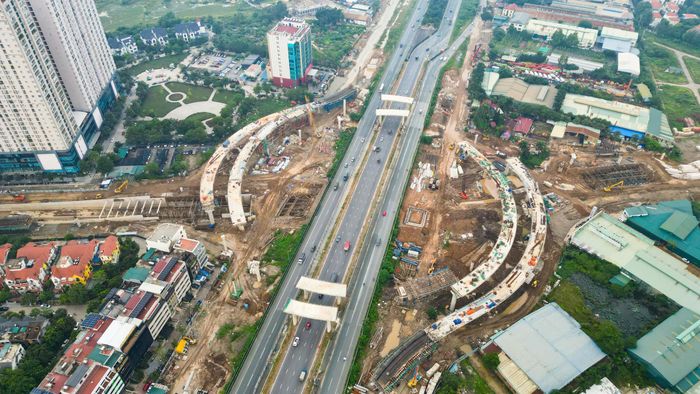 Theo Ban Quản lý dự án đầu tư xây dựng công trình dân dụng thành phố Hà Nội, hiện trên công trường, các mũi thi công được triển khai đồng thời tại nhiều vị trí, gồm hầm chui, cầu nhánh, đường dẫn, hệ thống thoát nước và hạ tầng kỹ thuật. Đến nay giá trị xây lắp của dự án đã đạt trên 33,1%.