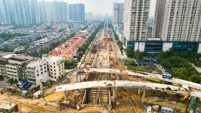 Hàng trăm công nhân cùng máy móc đang khẩn trương thi công theo từng khu vực, tranh thủ thời tiết thuận lợi để đẩy nhanh tiến độ. 